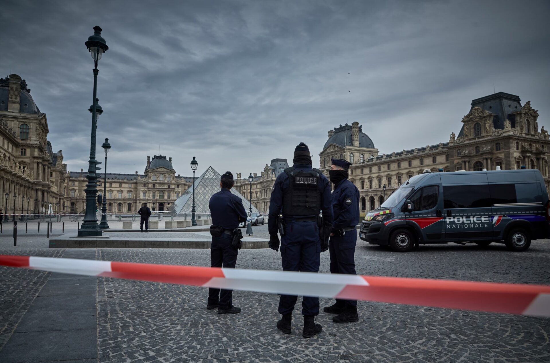 Impactante robo en el Museo del Louvre: en solo siete minutos, se llevaron joyas de Napoleón Impactante robo en el Museo del Louvre: en solo siete minutos, se llevaron joyas de Napoleón