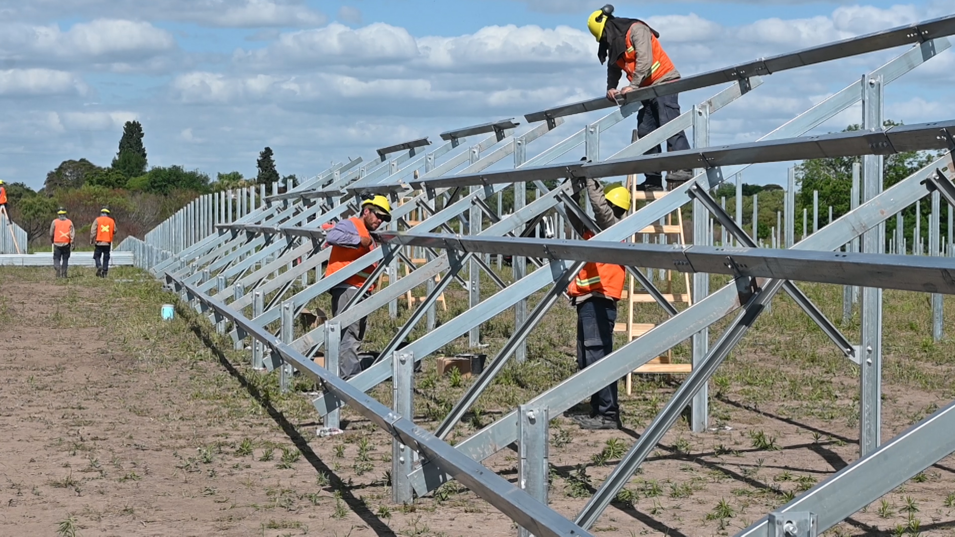 Avanza la instalación de las estructuras fotovoltaicas en el Parque Industrial