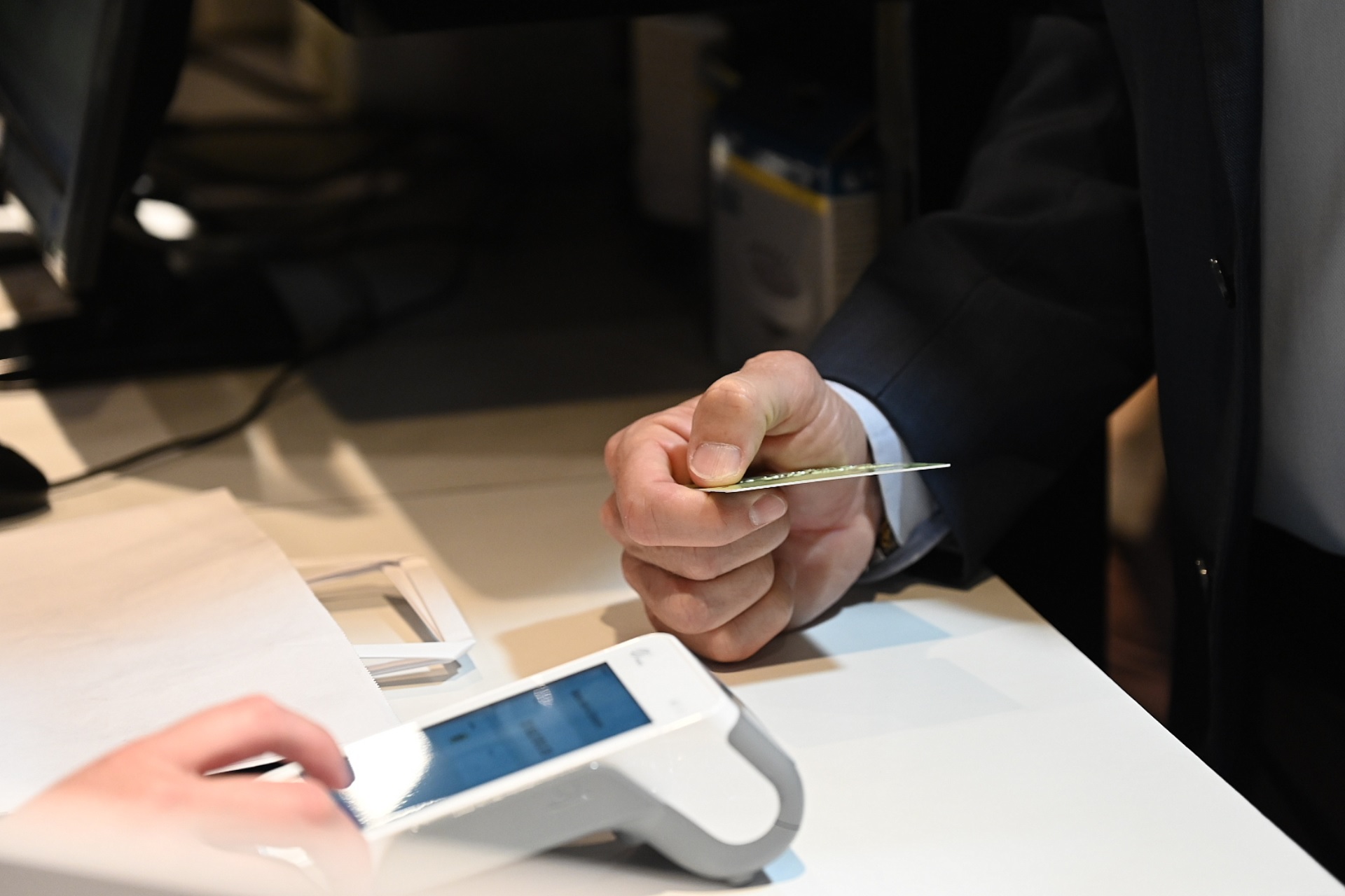 Sidecreer lanzó su nueva tarjeta con un sistema renovado y una red de terminales de pagos y cobros propia